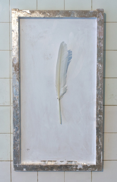 Thomas Schroeren, L9(4)starke säulen2E Bürgerzelle 2022, oil and silver on wood, bird feather, 86,5 x 50 x 3 cm. Au Ciel, Galerie Sandra Bürgel, Berlin 2022