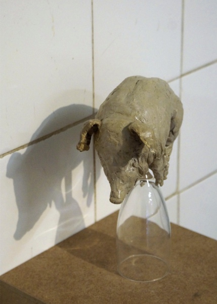 Sandra Hauser „Mein Schwein“ 2018, unfired clay, varnish, glass, 21 x 10 x 17 cm