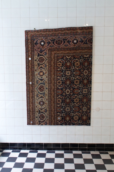 Valerie Stahl von Stromberg, Transformation plate (II) 2021, Tabriz carpet, aluminium, stainless steel, 160 x 120 cm. Au Ciel, Galerie Sandra Bürgel, Berlin 2022