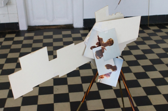 Nina Rhode, bigger splash 1994, photos, tape, tripod, 115 x 80 x 85 cm. Au Ciel, Galerie Sandra Bürgel, Berlin 2022.