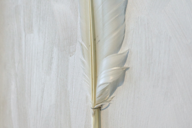 Thomas Schroeren, L9(4)starke säulen2E Bürgerzelle 2022, oil and silver on wood, bird feather, 86,5 x 50 x 3 cm. Detail. Au Ciel, Galerie Sandra Bürgel, Berlin 2022