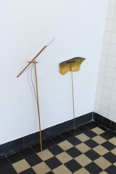 Nina Rhode, ohne Frage 1999, wood, metal, 130 x 32 x 34 cm / ohne Antwort 2021, wood, salmon skin, varnish, 105 x 42 x 18 cm. Au Ciel, Galerie Sandra Bürgel, Berlin 2022
