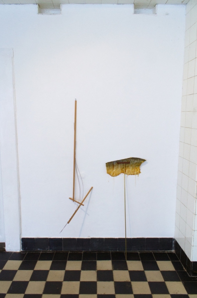 Nina Rhode, ohne Frage 1999, wood, metal, 130 x 32 x 34 cm / ohne Antwort 2021, wood, salmon skin, varnish, 105 x 42 x 18 cm. Au Ciel, Galerie Sandra Bürgel, Berlin 2022