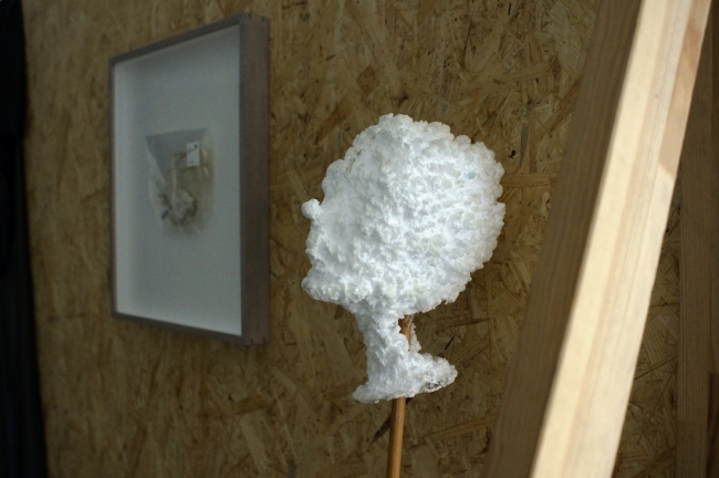 Sandra Hauser „Gar ned krank is a ned g’sund“ 2020, styrofoam, wood, 162 x 19 x 13 cm (back: „80° C Backofen“, 2 FFP-2 masks)