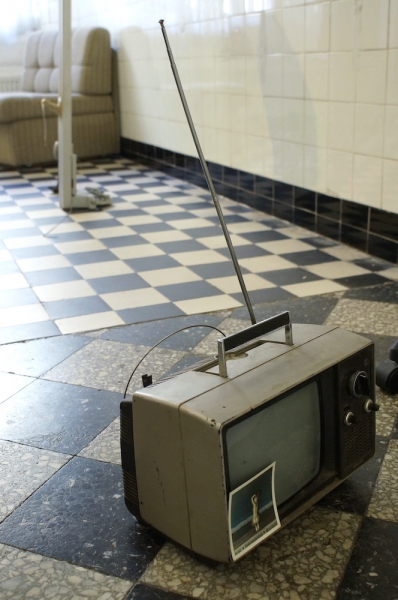 Sandra Hauser "Hauser & Bürgel spielen Lockdown", Galerie Sandra Bürgel, Berlin Nov 2020 (Camping TV Philips X09T741/19 / „Kodak AG, August 1966“, photo, 9 x 9 cm)