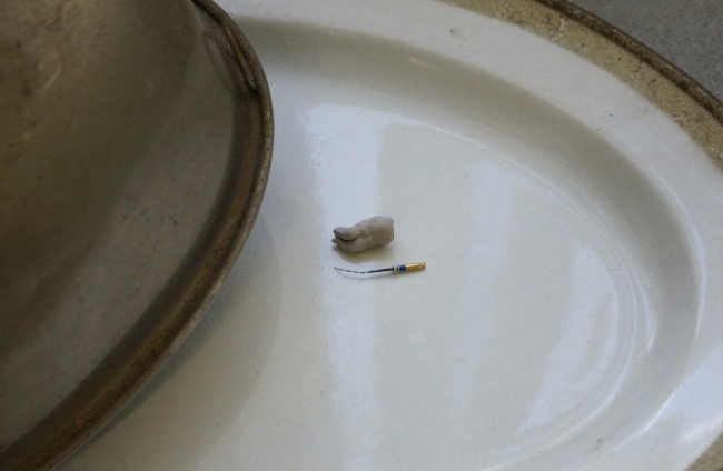 Sandra Hauser "cloche", brass, porcelain, wild silk, with: „Studio For Rent (Zahn 0)” June 2019, white clay, endodontic file R25 31 Flex, "Hauser & Bürgel spielen Lockdown", Galerie Sandra Bürgel, Berlin Nov 2020