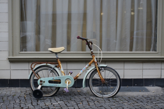 Sandra Hauser "Weltumsegler" 2014, child's bike, 70 x 100 x 50 cm, "Hauser & Bürgel spielen Lockdown", Galerie Sandra Bürgel, Berlin Nov 2020