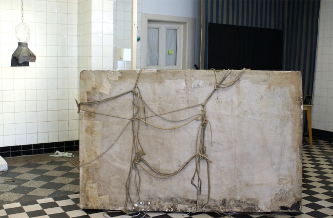 Sandra Hauser "Paket" 2020, styrofoam, paper, rope, diverse, 23 x 190 x 10 cm, "Hauser & Bürgel spielen Lockdown", Galerie Sandra Bürgel, Berlin Nov 2020