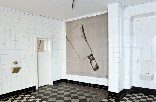 Sandra Hauser „Beil“ 2018, oil on canvas, 238 x 208 cm / „Mein Schwein“ 2018, unfired clay, varnish, glass, 21 x 10 x 17 cm