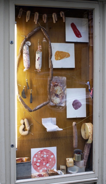 Sandra Hauser, "Mein Schwein!", meat display: S. Baumgärtner, C. Biocca, G. Blum & P. Nolte, K.J. Britchford, A. McCarthy, Damenkapelle / Edition Pfaller, L. Gätjens, M. Glas, S. Hauser, K. Heinrichs, S. Kessler, E. Monetti, D. Pyttel, L. Reitmeier, A. Salvino, L. Scotto di Luzio, W. Stehle, T. Živanović-Wegele), Galerie Sandra Bürgel 2018