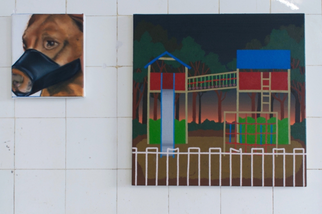 Robin Rapp "Hund No 11" 2020 oil on canvas 24,5 x 21 cm / Christopher Krause "spät spielen gehen" 2021 oil on canvas 49,5 x 50 cm. Passive Aggressive, Galerie Sandra Bürgel, Berlin 2021