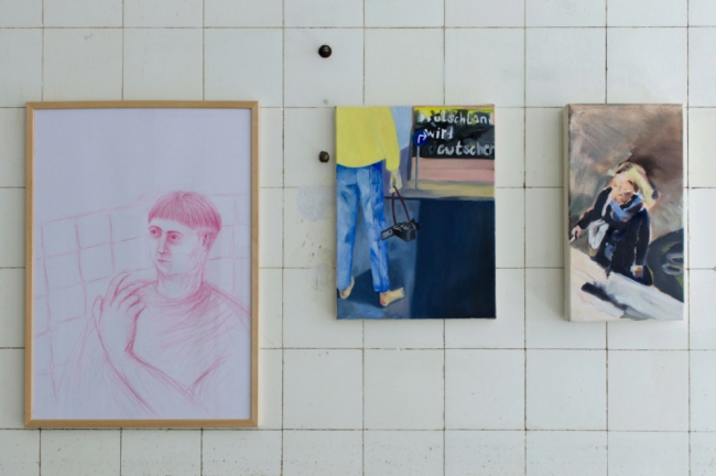 Janine Muckermann "Interplaying agency" 2021 colored pencil on paper / Lili Heilen o.T. 2021 oil on canvas / Lenkt Strauss "Frau auf der Straße" 2021 oil on canvas. Passive Aggressive, Galerie Sandra Bürgel, Berlin 2021