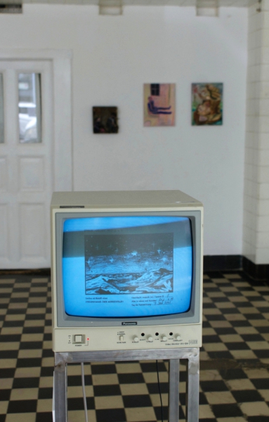 Alanna Dongowski "SWT" 2021 DVD on Panasonic VM (SWT drawings"), metal stele, Ed. 1/3 +2AP. Passive Aggressive, Galerie Sandra Bürgel, Berlin 2021