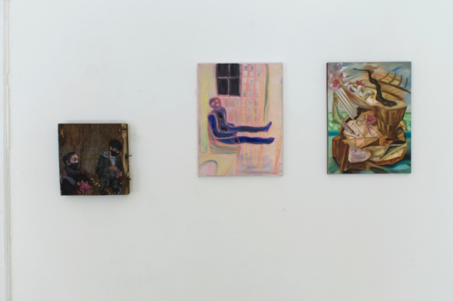Ahmad Hamidi o.T. 2021 wood, paint, metal / Jung A. Lee "Fragile Identitäten II" oil on canvas / Ioana Pirela "Innesto No 2" 2020 oil, coal, wood stain on canvas. Passive Aggressive, Galerie Sandra Bürgel, Berlin 2021