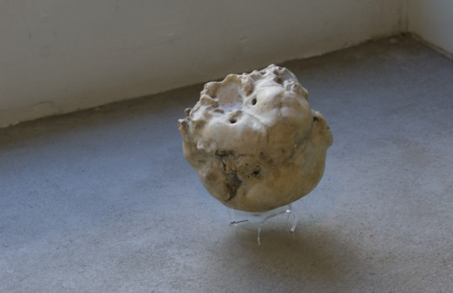 Paul Schlipf "sinnlos" 2020 plaster, varnish, mixed media, dia. 15 cm. Passive Aggressive, Galerie Sandra Bürgel, Berlin 2021
