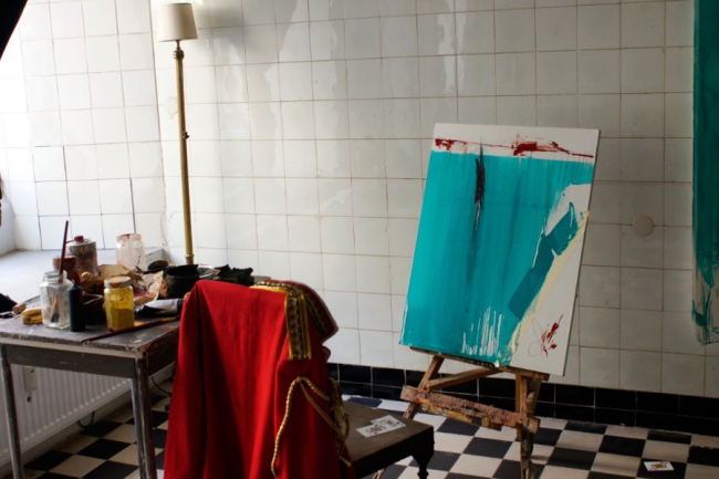 "Doris", Galerie Sandra Bürgel (Klaus Winichner, o.T., 2021, Pigment (Cobalttürkis)), Mohnöl, Klebeband auf Platte 74,7 x 59,7 cm)