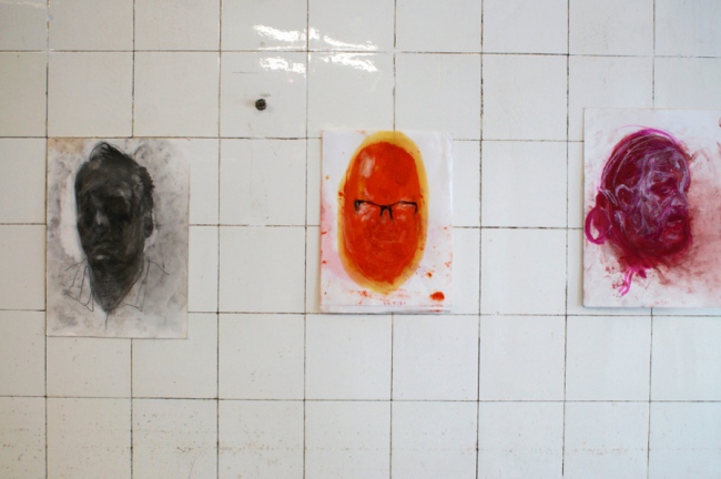 Klaus Winichnero.T. (2.7.2021), 2021, Graphit und Silber auf Papier 35 x 25 cm / o.T. (21.5.2021)2021, Pigment (Cadmiumrot japanisch hell), Öl, Buntstift auf Papier 32 x 22,5 cm / o.T. (14.3.2021) 2021, Pigment (Cadmium, Rhodamin B, japanisches Austernweiß), Buntstift auf 35 x 25 cm